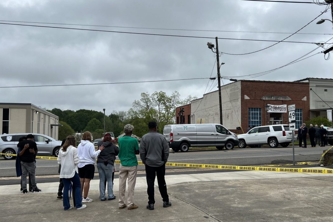 Four dead in shooting in Dadeville, Alabama