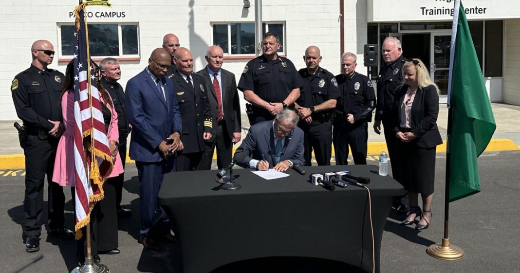 Gov. Inslee signs modified police pursuit reform bill into law | Washington