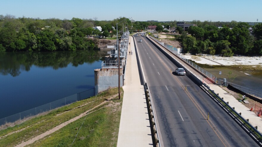 A present-day view of the Pleasant Valley Bridge over Lady Bird Lake showing the 12-foot-wide sidewalk on the west side of the bridge and the 8-foot-wide sidewalk on the east side of the bridge. 